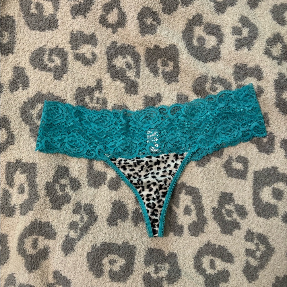 🆕 new Victoria’s Secret very sexy lace snow leopard thong (almost vintage 2007)
